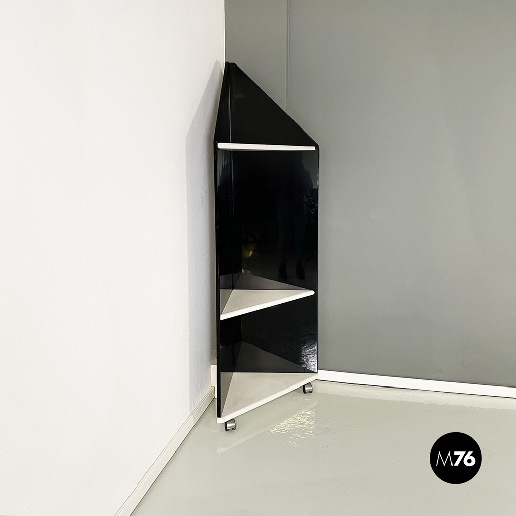 Libreria angolare in legno bianco e laccato nero, 1980 ca.