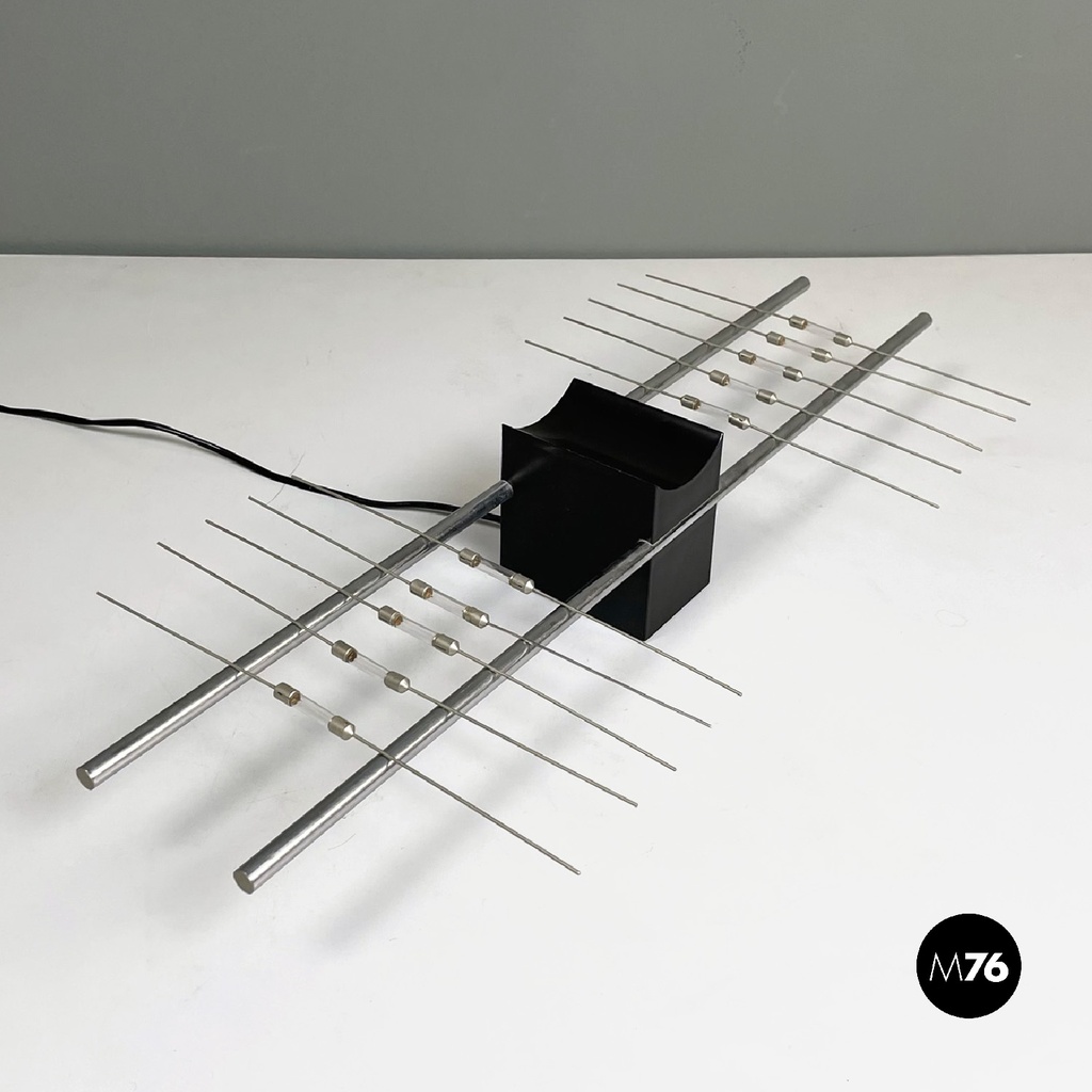 Lampada da tavolo magnetica di Theodore Waddell per Zanotta, 1971