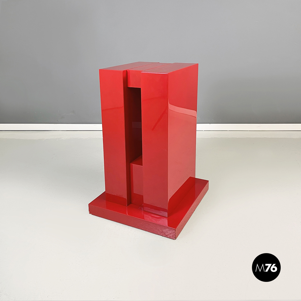 Piedistallo geometrico in legno laccato rosso, 1980 ca.