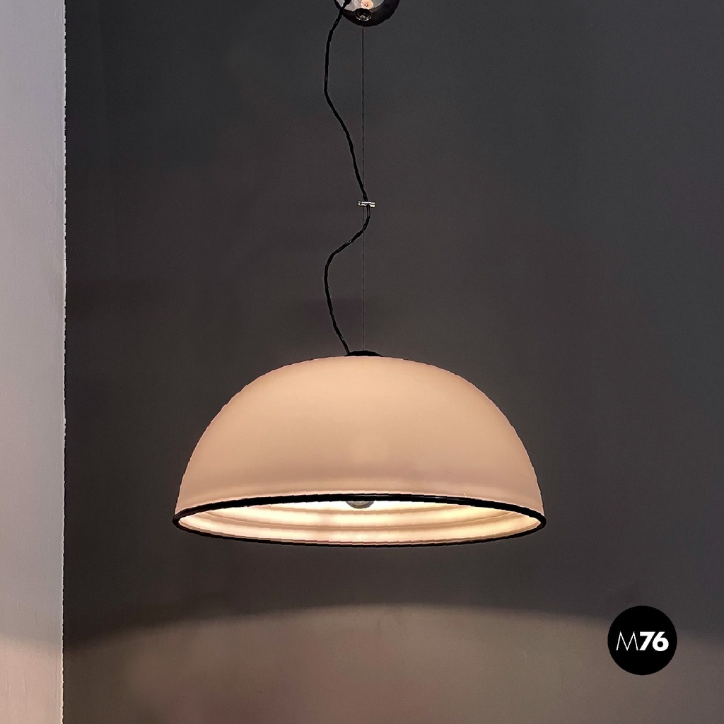 Lampadario in plexiglass bianco di Harvey Guzzini, 1970 ca.