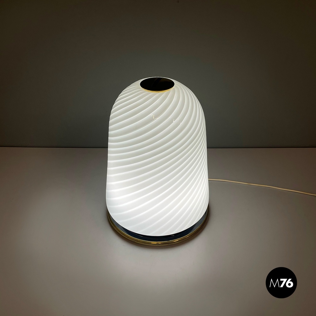 Lampada da tavolo in vetro opalino di Murano e ottone, 1970 ca.