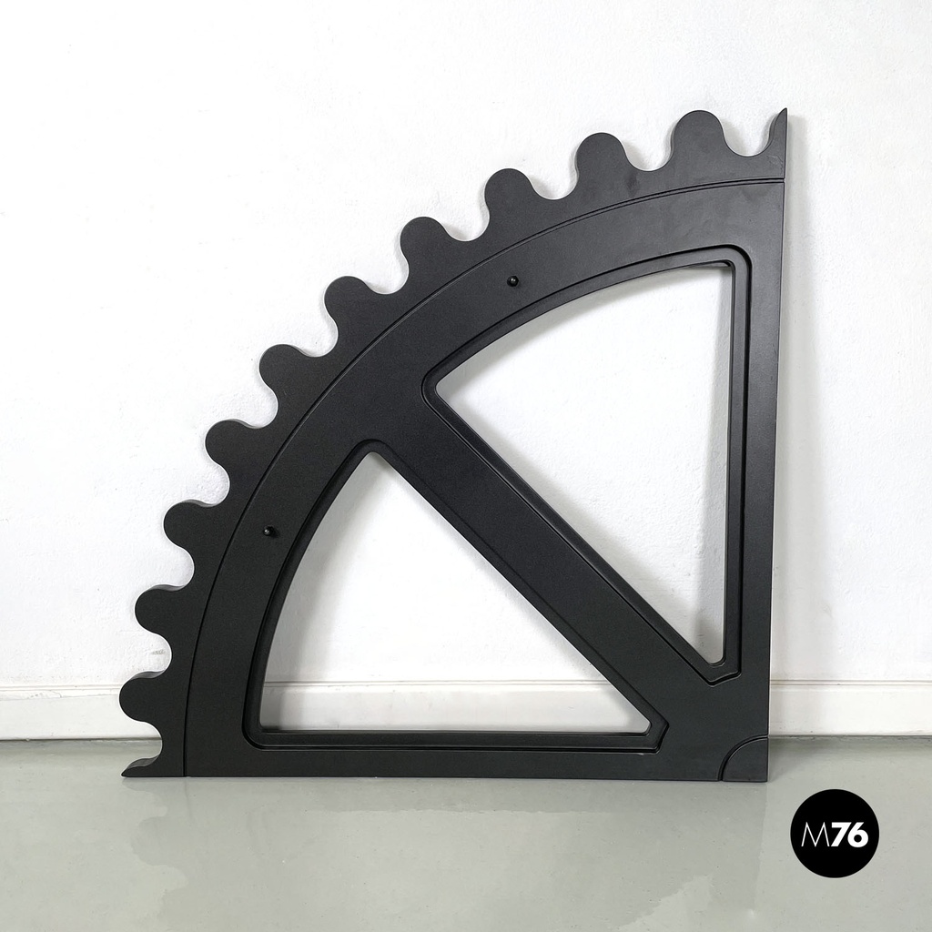 Oggetto di scena triangolare, 2020 ca.