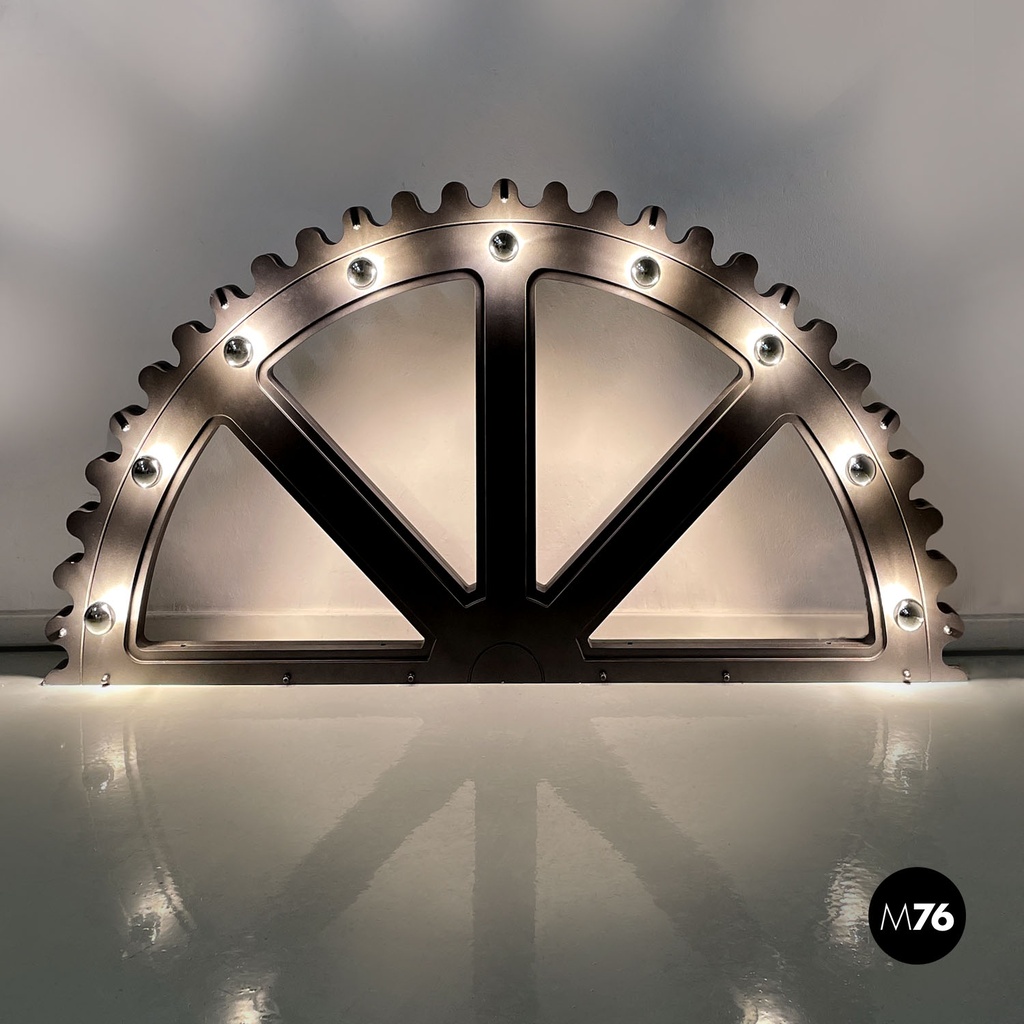 Oggetto di scena luminoso a semicerchio, 2020 ca.