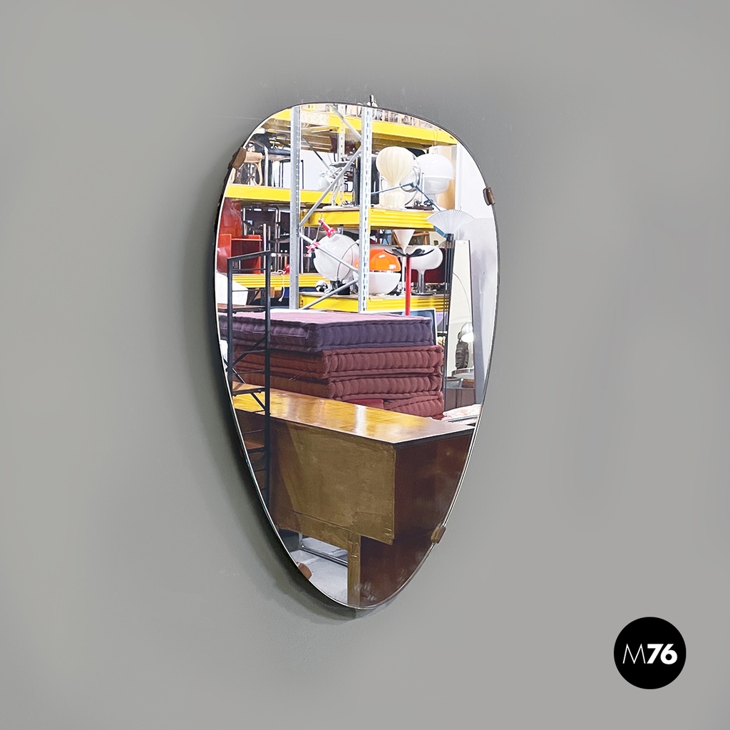 Specchio da parete a forma di scudo, 1960 ca.