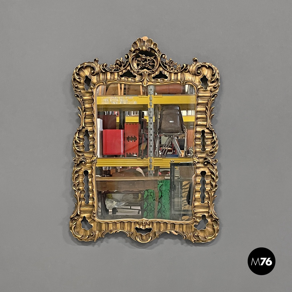 Specchio da parete in legno dorato decorato, 1960 ca.