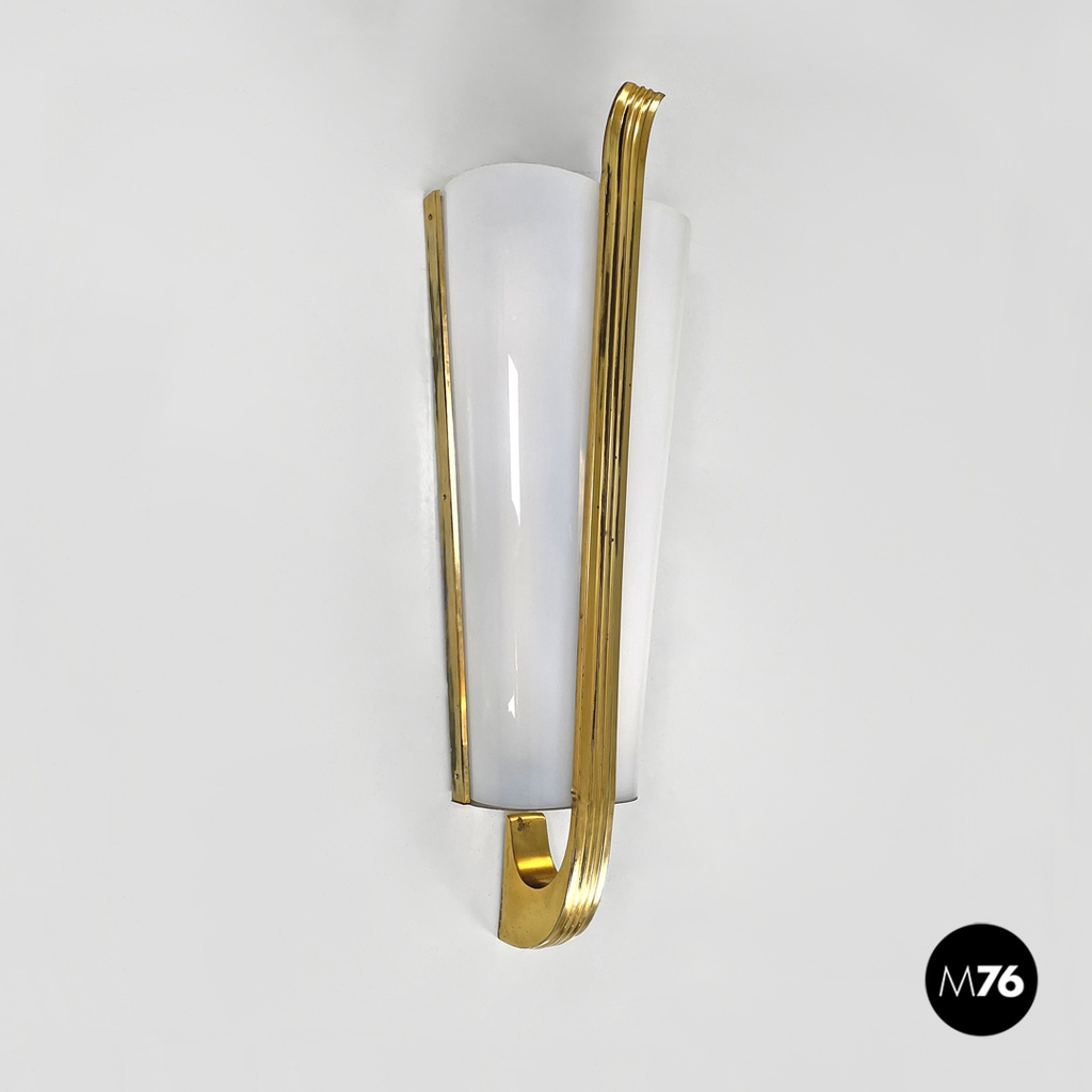 Applique in plexiglass bianco e metallo dorato, 1950 ca.