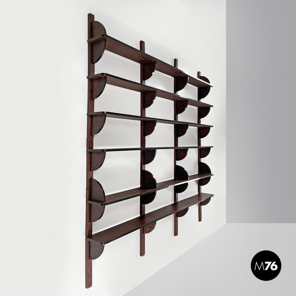 Libreria da parete il legno scuro e plastica nera, 1980 ca.