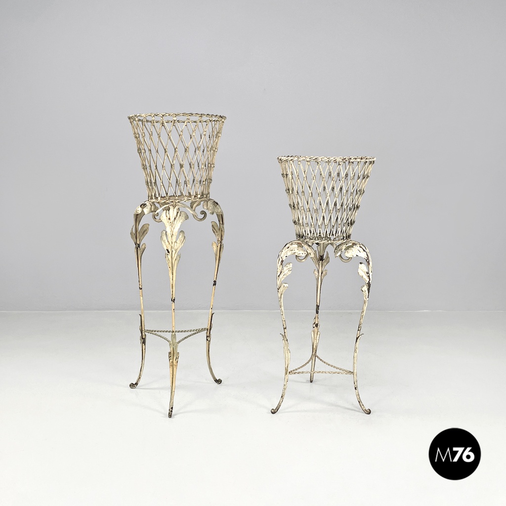 Portavasi in ferro battuto bianco con decorazioni floreali, 1900 ca.