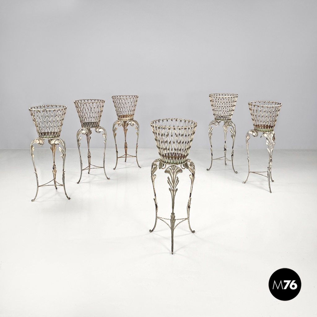 Portavasi in ferro battuto bianco con decorazioni floreali, 1900 ca. 