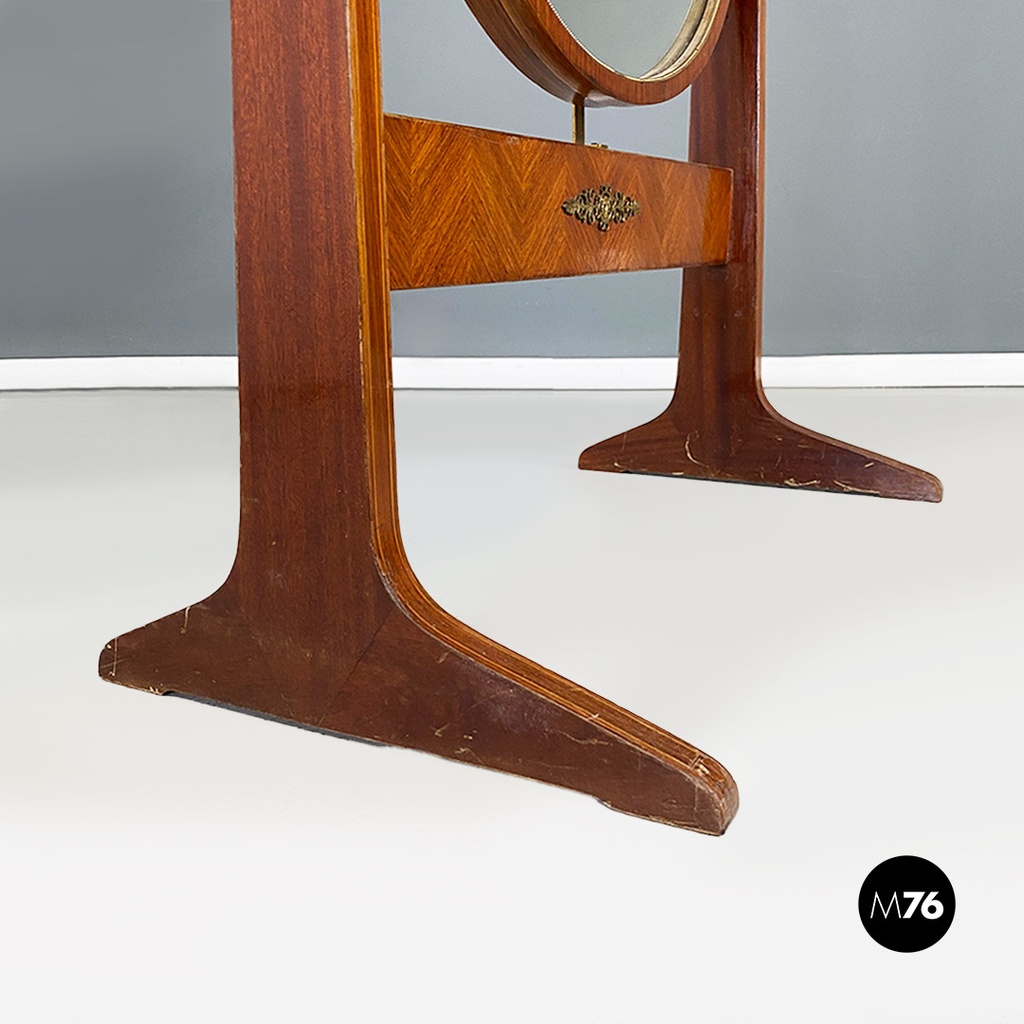  Specchio ovale da terra autoportante in legno e ottone, 1950 ca.