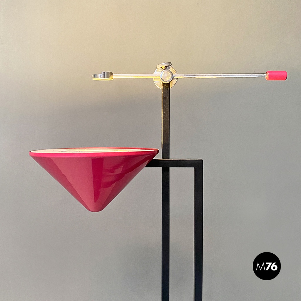 Lampada da terra in metallo con paralume fucsia, 1980 ca.