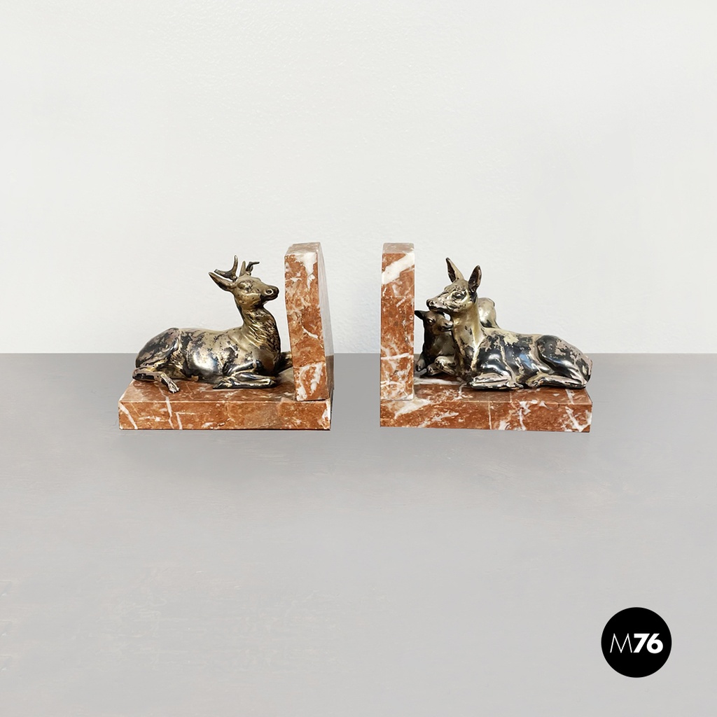 Fermalibri in marmo rosso e figure di cervo in ottone, inizio 1900