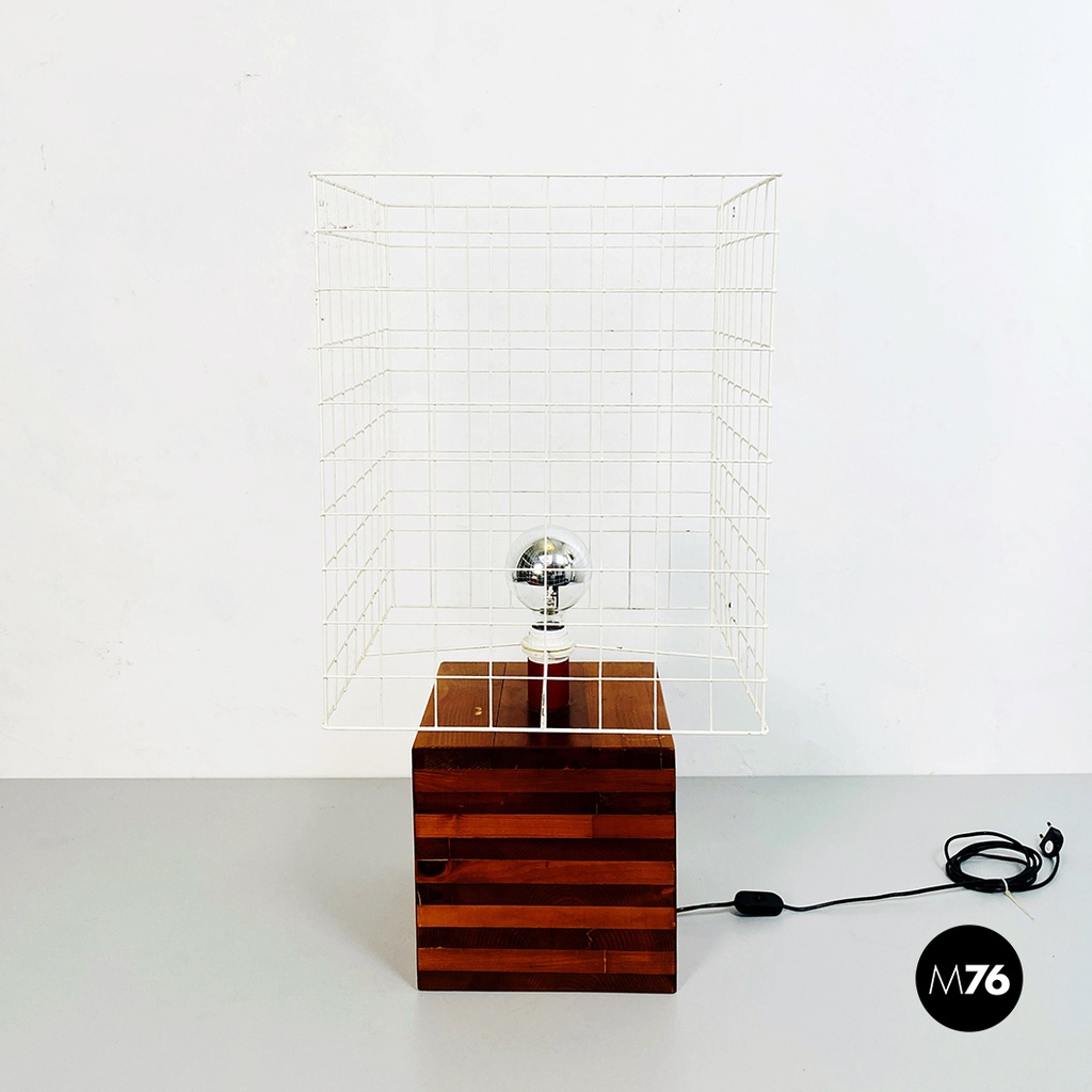 Lampada da tavolo con paralume metallico, 1980 ca.