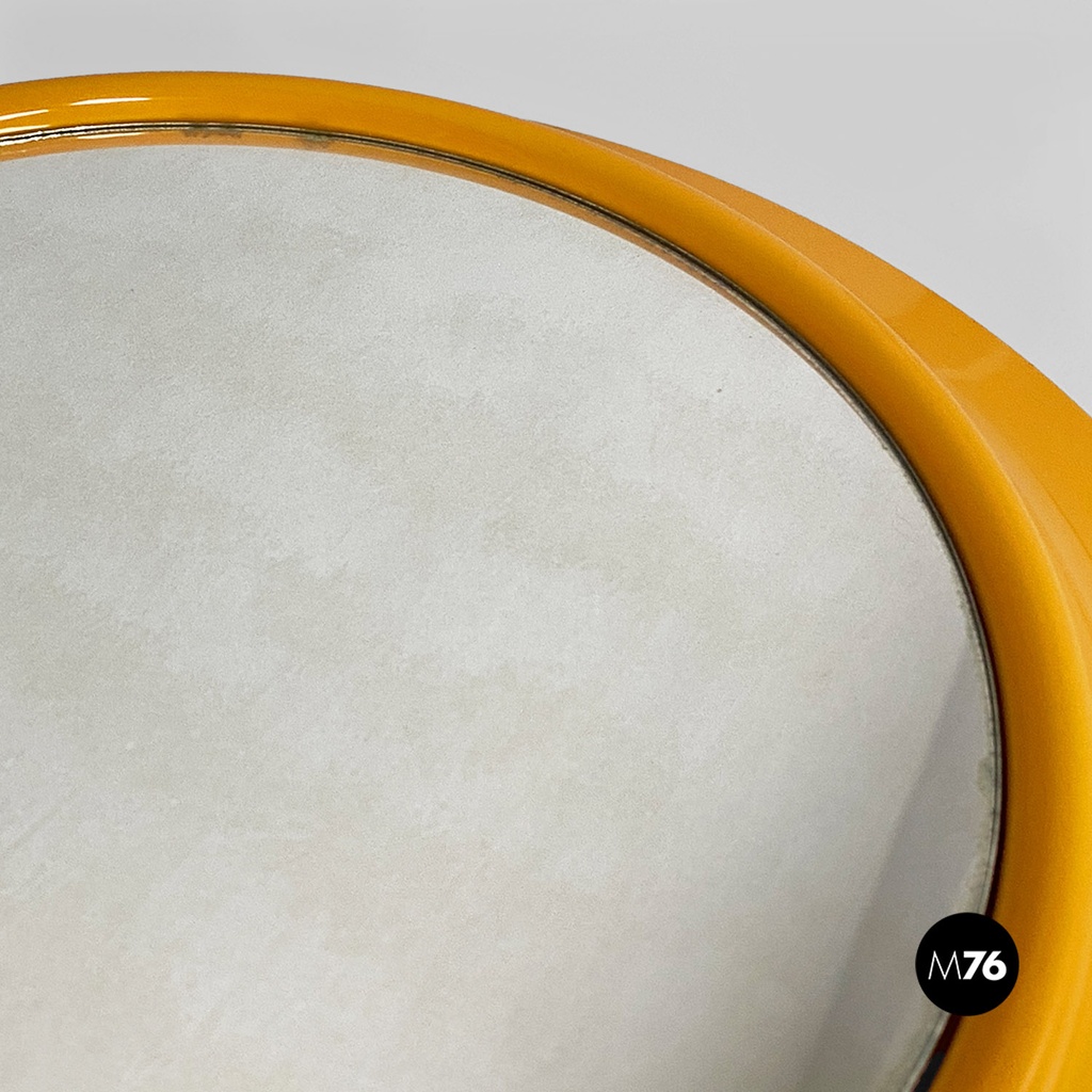 Specchio rotondo in plastica giallo ocra, 1980 ca.