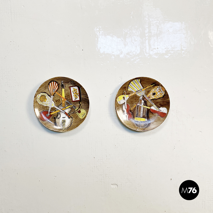 Piatti in porcellana della serie Strumenti Musicali di Piero Fornasetti, 1950 ca.