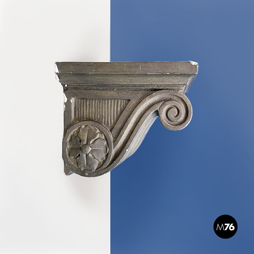 Capitello in gesso grigio, 1990 ca.