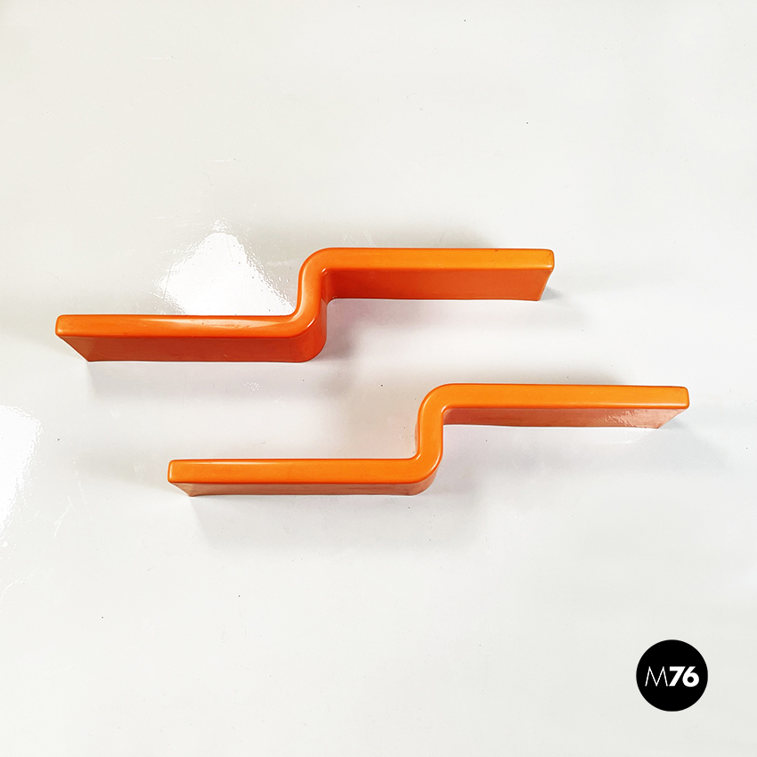 Mensole in plastica arancio, 1970 ca.