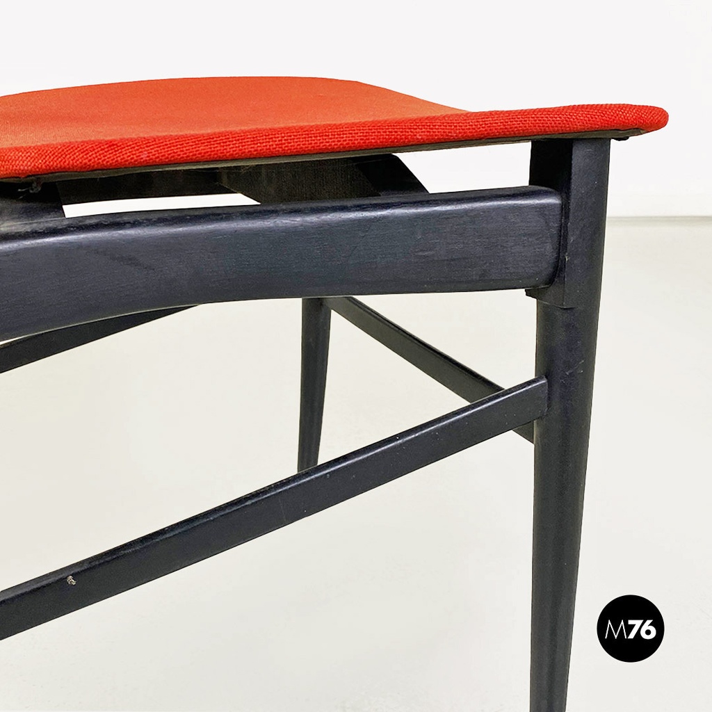 Sedie in legno nero e tessuto rosso