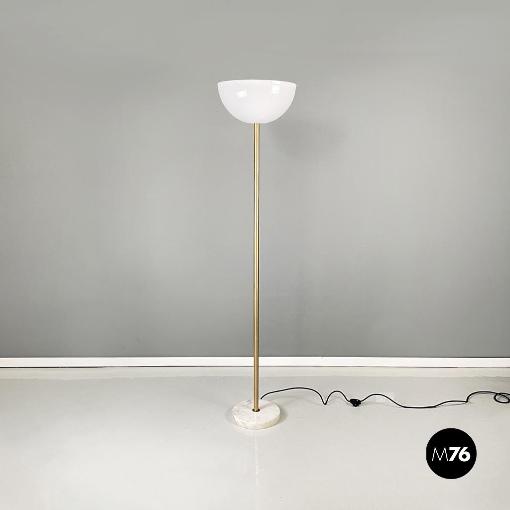 Lampada da terra in plexiglass opalino, metallo e marmo, 1970 ca.