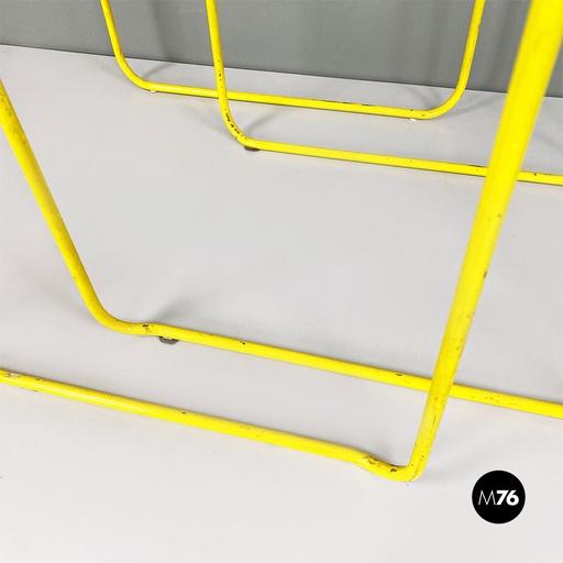 [2220001082] Coppia di tavoli da caffè in metallo giallo, 1970 ca.