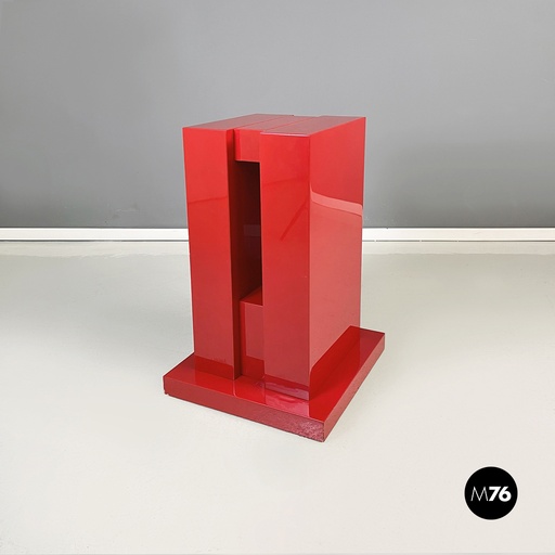 [2320003640] Piedistallo geometrico in legno laccato rosso, 1980 ca.