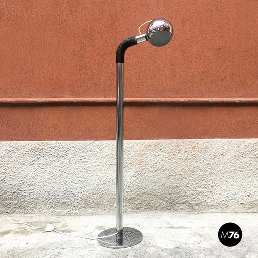 [2220001105] Lampada da terra in acciaio cromato, 1970 ca.