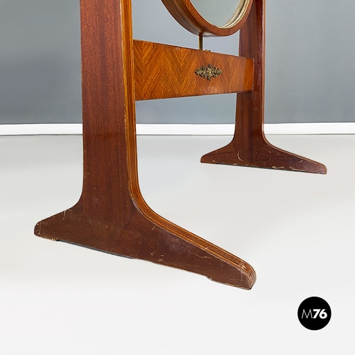 [2220001311]  Specchio ovale da terra autoportante in legno e ottone, 1950 ca.