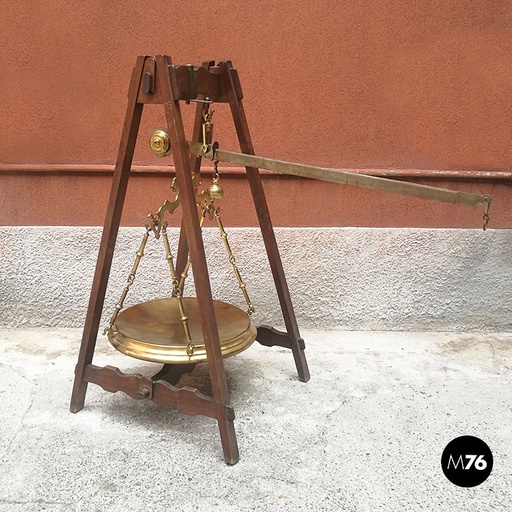 [2220001512] Bilancia in legno e ottone, 1950 ca.