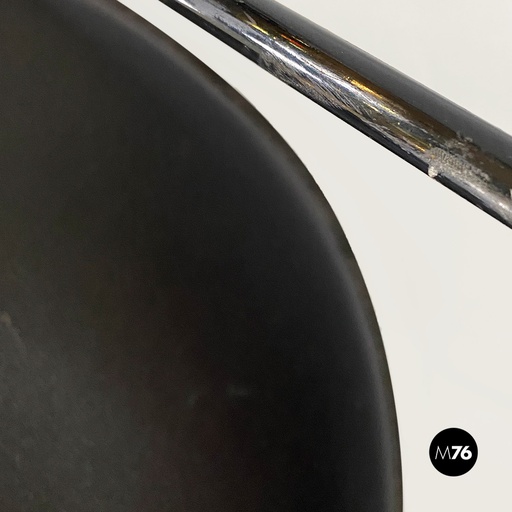 [2220000907] Sedie in pelle e metallo verniciato nero. 1980 ca.