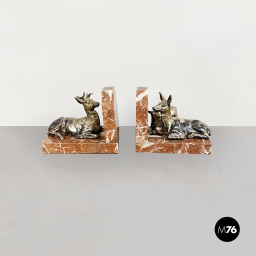 [2220001915] Fermalibri in marmo rosso e figure di cervo in ottone, inizio 1900