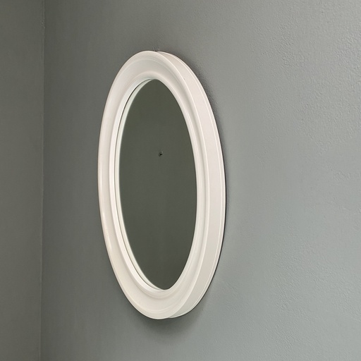 [2220002245]  Specchio ovale in plastica bianca di Carrara & Matta, 1980 ca.