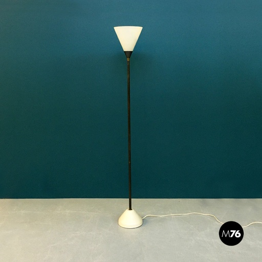 [2220000958] Lampada da terra in ottone e vetro, 1950 ca.