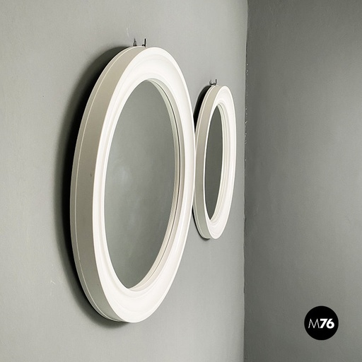 [2220002246] Specchi tondi in plastica bianca di Carrara & Matta, 1980 ca.