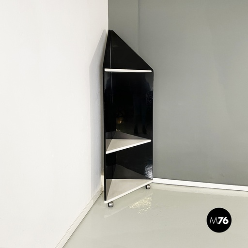 [2220003216] Libreria angolare in legno bianco e laccato nero, 1980 ca.