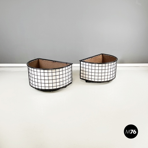 [2320003488] Fioriere in metallo nero, legno bianco e plastica blu, 1980 ca.