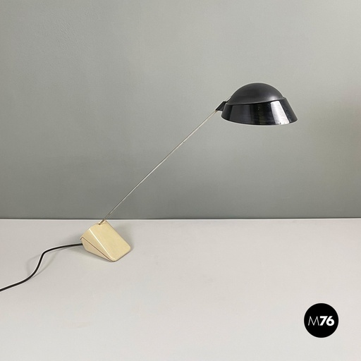 [2320003823] Lampada da tavolo in metallo e plastica, 1980ca.