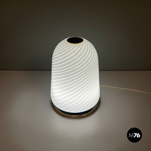 [2320004072] Lampada da tavolo in vetro opalino di Murano e ottone, 1970 ca.