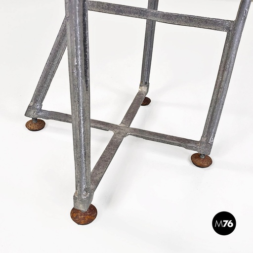 [2320004210] Sedie con braccioli in alluminio, 1980 ca.