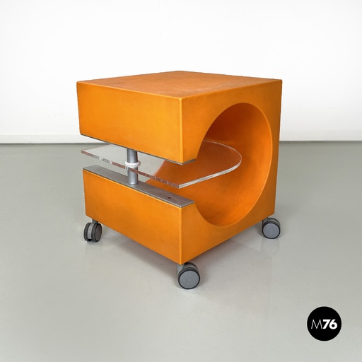 [2320004327] Tavolo da caffè o comodino in plastica arancione, 2000 ca.