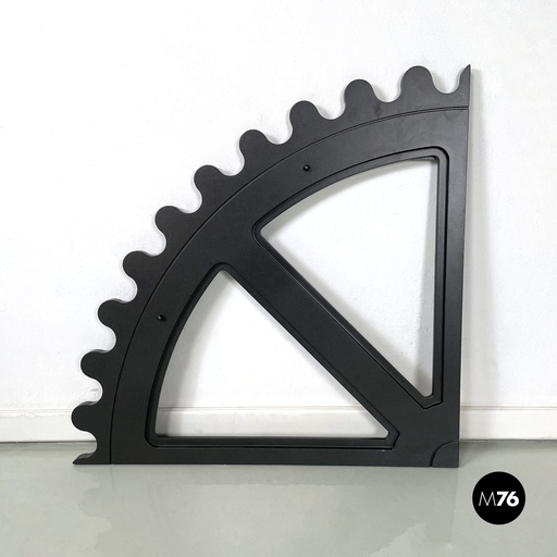 [2420004440] Oggetto di scena triangolare, 2020 ca.