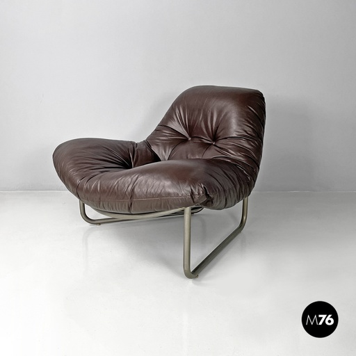 [2420004775] Poltrona triangolare in pelle marrone, 1970 ca.