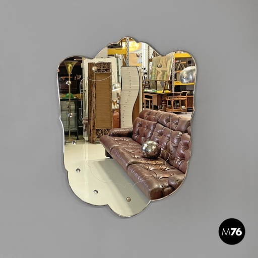 [2420004813] Specchio da parete a forma di scudo con decorazioni, 1940 ca.