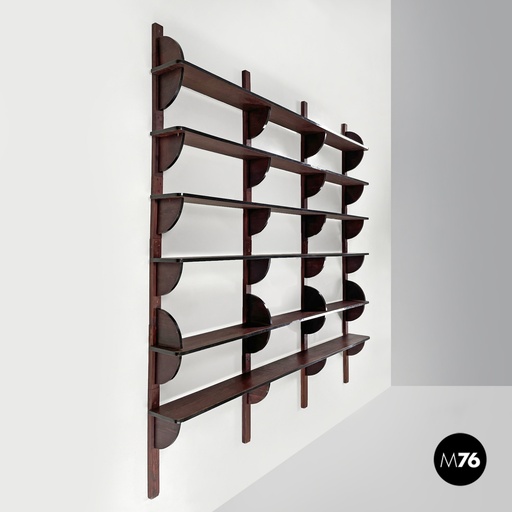 [2420004871] Libreria da parete il legno scuro e plastica nera, 1980 ca.