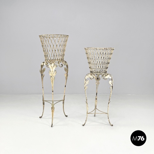 [2420004890] Portavasi in ferro battuto bianco con decorazioni floreali, 1900 ca.