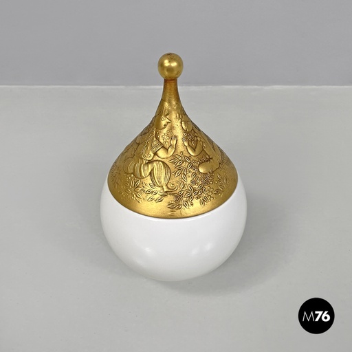 [2420004928] Vaso Sarastro di Bjorn Wiinblad per Rosenthal in ceramica dorata e bianca, 1980 ca.