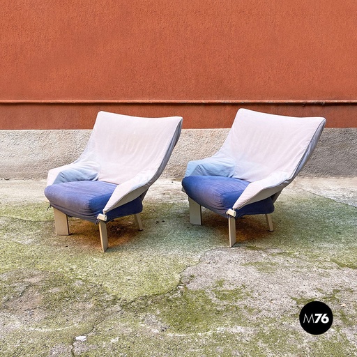 [2220001382] Poltrone in legno e tessuto grigio e blu, 1980 ca.