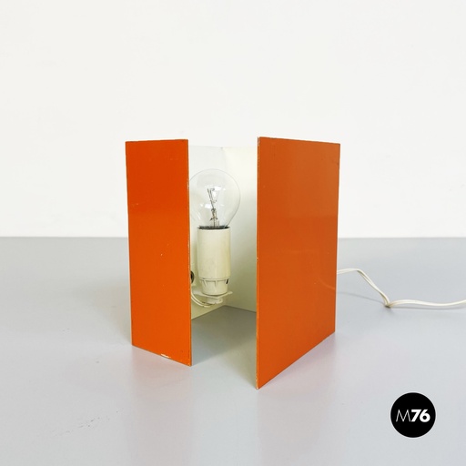 [2220001559] Lampada da tavolo in lamiera, 1970 ca.