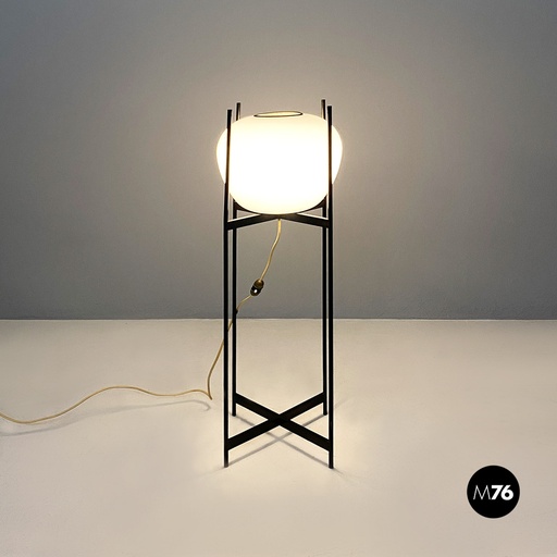 [2220001629] Lampada da terra in vetro opalino e metallo nero, 1950 ca.