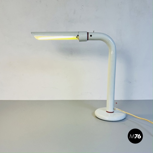 [2220001733] Lampada da tavolo in metallo bianco, 1970 ca.