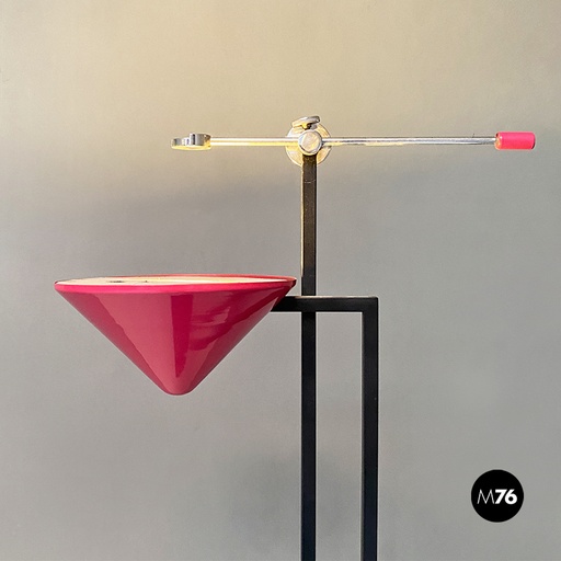 [2220001875] Lampada da terra in metallo con paralume fucsia, 1980 ca.
